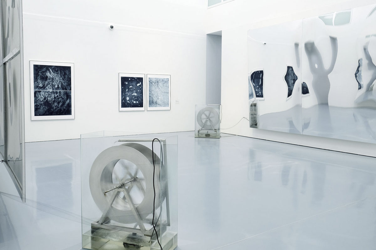 Raumschwankung (one day of water), 2019 Mirror, humidity, waterwheel, pump, glastank, rope. Installation view at Kunstpalast, Düsseldorf