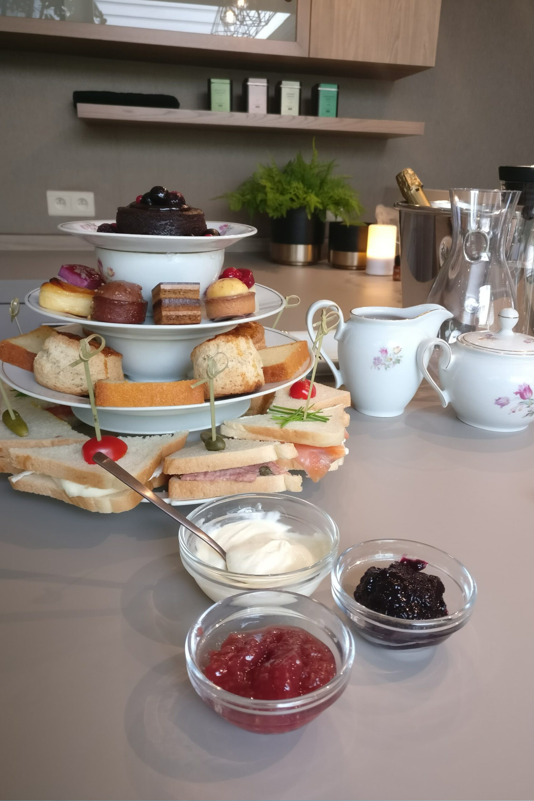 "high tea" met scones clotted cream sandwiches zoetigheden cava pips thee in "privewellness Limburg" wellness sauna Hasselt Tongeren Alken Sint Truiden