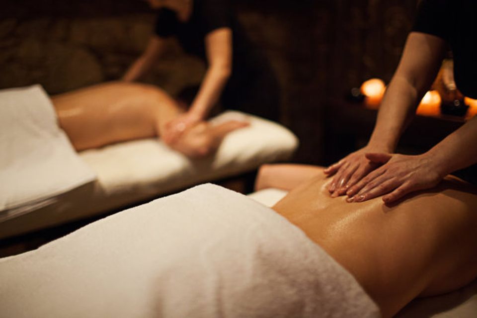 Een duomassage in Hasselt biedt een ontspannende en verkwikkende ervaring voor twee personen tegelijkertijd. Tijdens deze massage worden beide individuen gelijktijdig behandeld door professionele masseurs, waarbij aandacht wordt besteed aan het verminderen van spanning, het verlichten van spierspanning en het bevorderen van algehele ontspanning. De massage kan worden aangepast aan de voorkeuren van elk individu, variërend van zachte tot stevigere druk. Het doel is om zowel lichamelijke als geestelijke ontspanning te bevorderen, terwijl je samen met je partner, vriend(in) of familielid geniet van deze gedeelde ervaring van welzijn en harmonie.