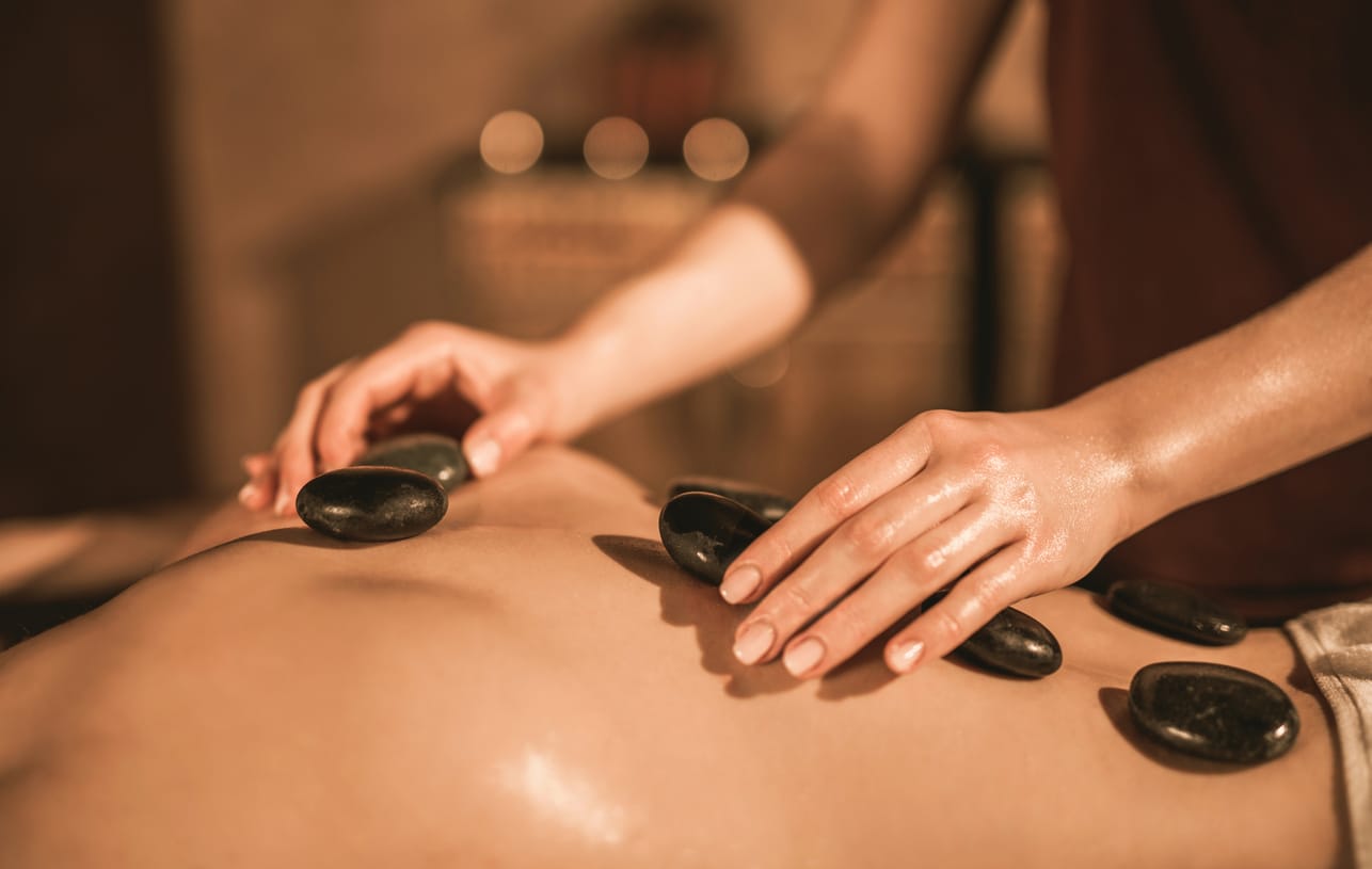 Hot stone therapy close-up massage relaxen hasselt limburg Tongeren Sint-Truiden Alken best zorg producten van Rainpharma