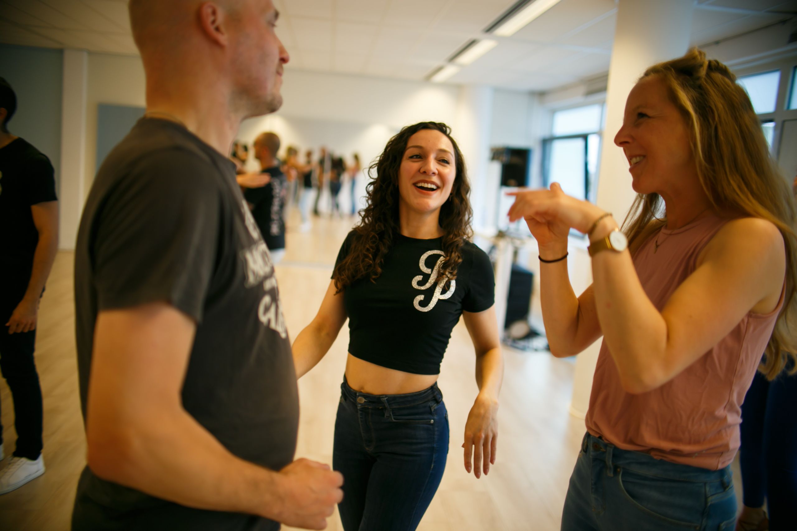 Cursisten dansen samen tijdens een les
