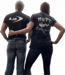 Kristian och Petra med AJP och MUTT logo på ryggen