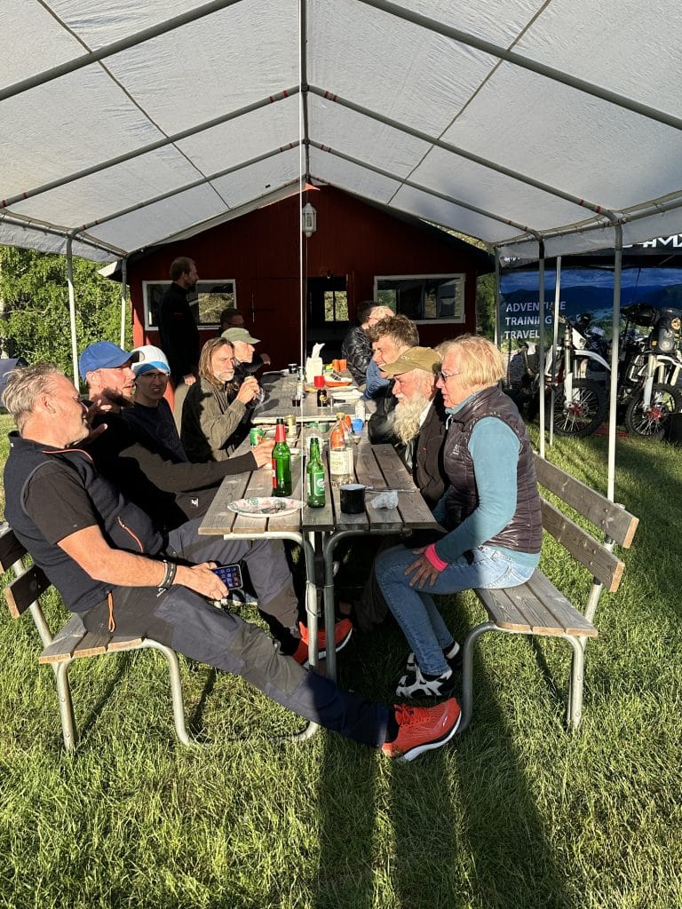 Deltagare sitter vid bänkar
