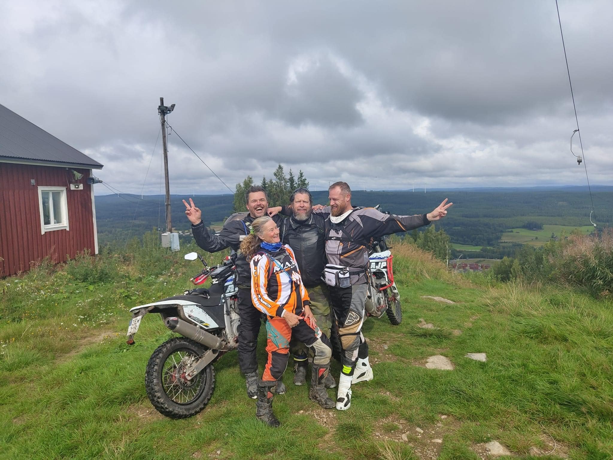 En grupp MC förare på toppen av slalombacke