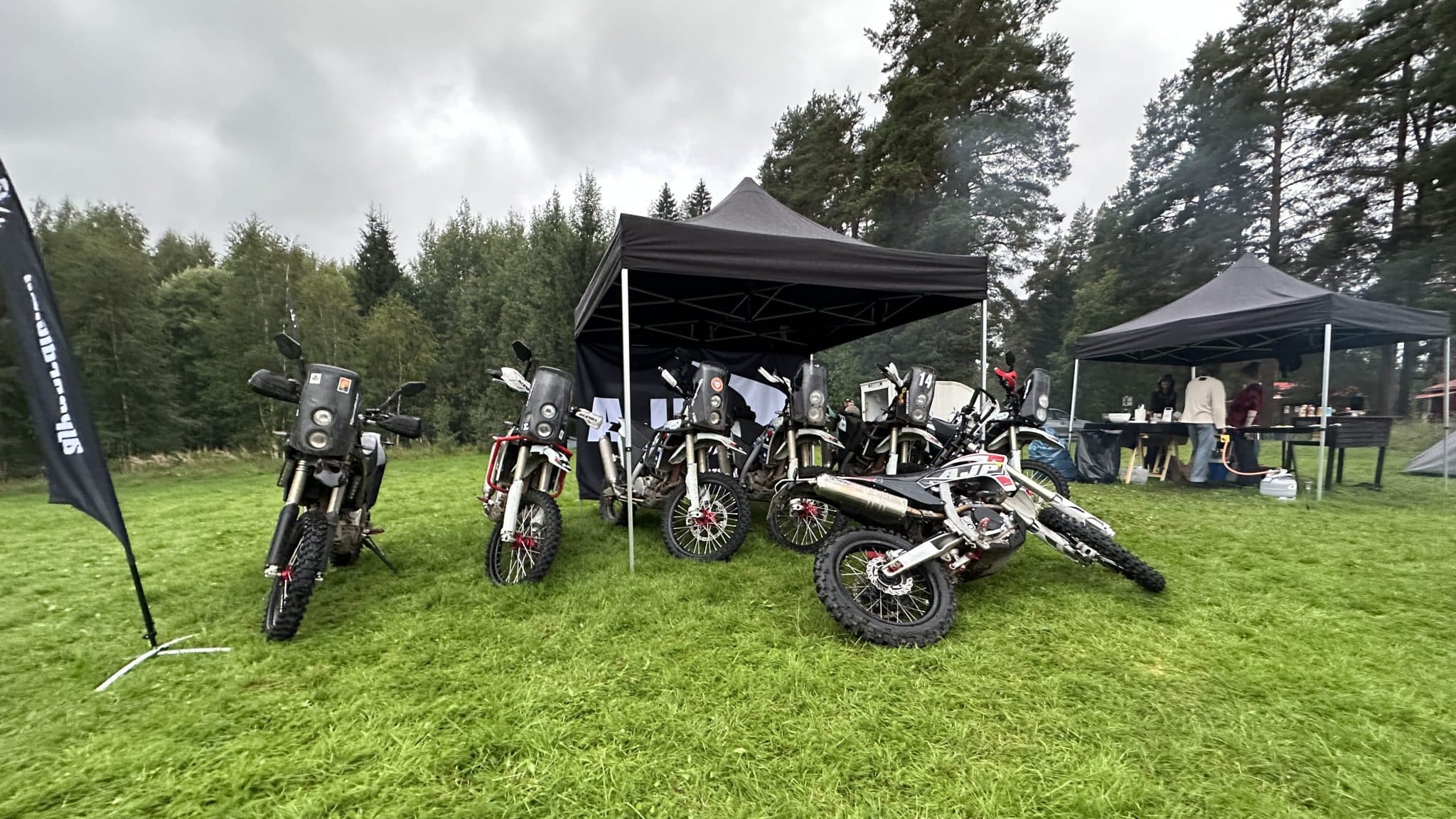 AJP Nordic tält med sju motorcyklar
