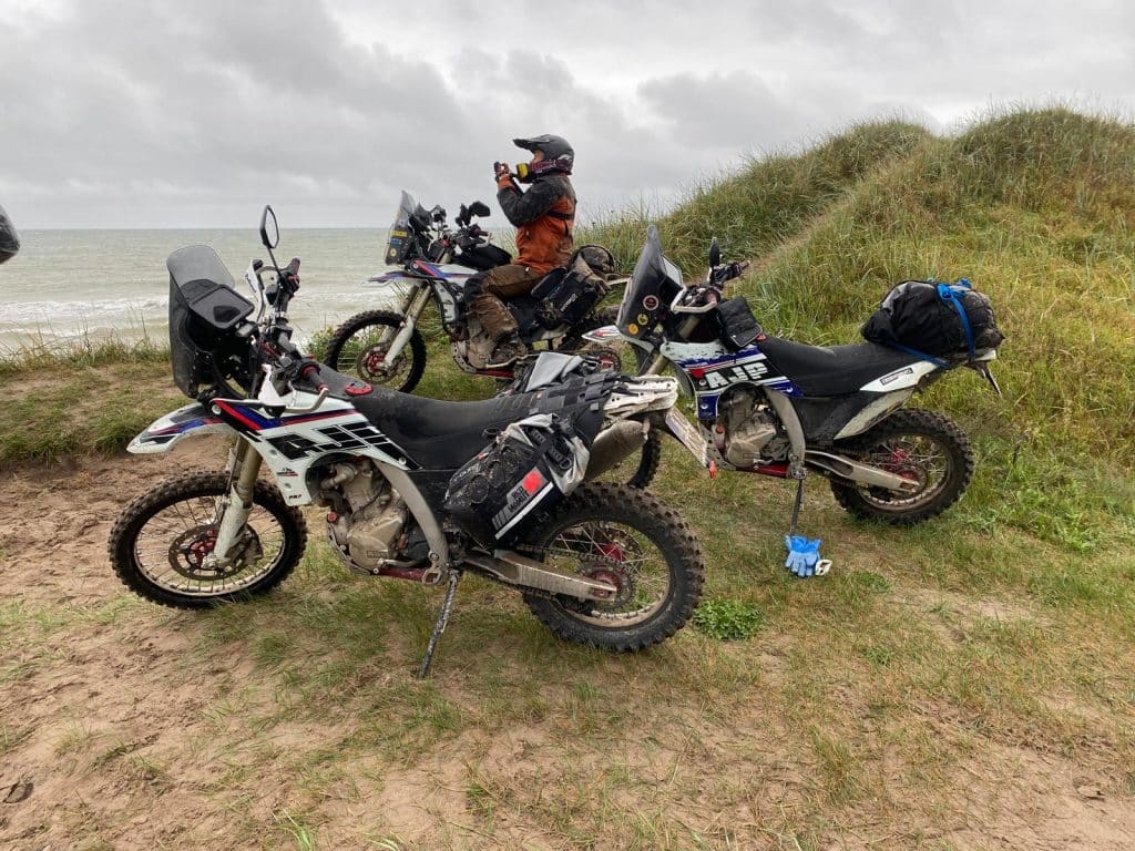 AJP motorcyklar vid stranden