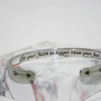 BUDSKAPSSMYCKE LET YOUR FAITH BE BIGGER THAN YOUR FEAR STELT ARMBAND