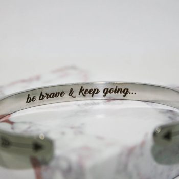 BUDSKAPSSMYCKE BE BRAVE & KEEP GOING STELT ARMBAND