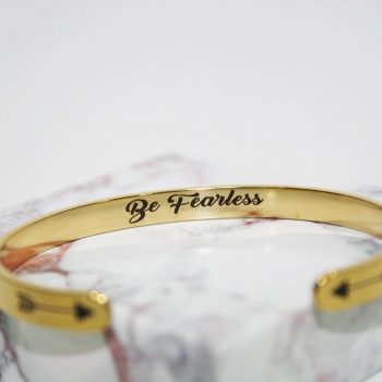 BUDSKAPSSMYCKE BE FEARLESS STELT ARMBAND