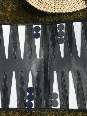 Håndlavet backgammon i genanvendt skind fra BAKANO design