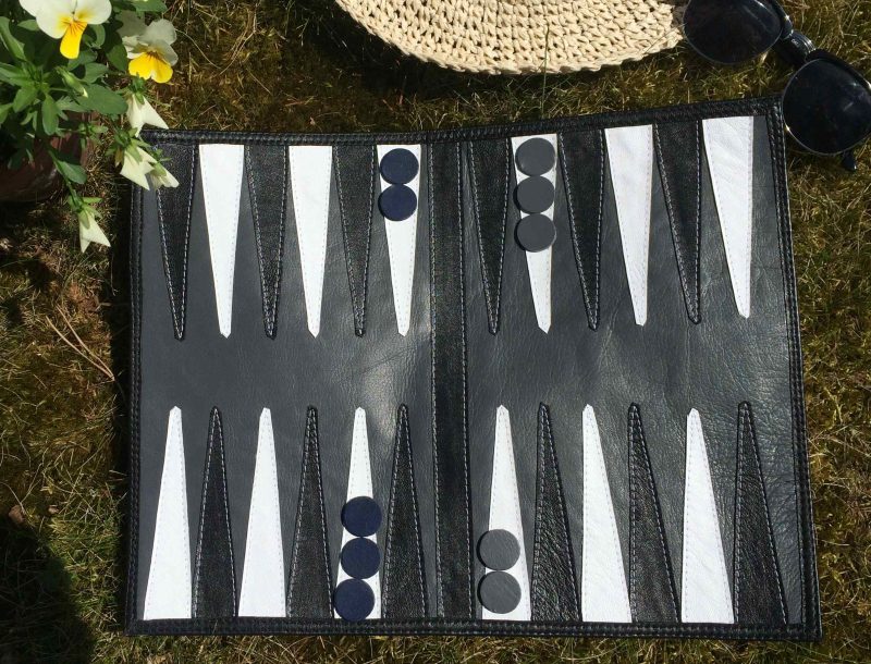 Håndlavet backgammon i genanvendt skind fra BAKANO design