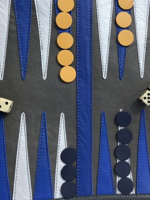 Håndlavet rejsebackgammon i genanvendt skind fra BAKANO design