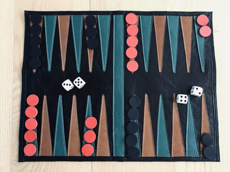 Håndlavet rejsebackgammon i genanvendt skind fra BAKANO design