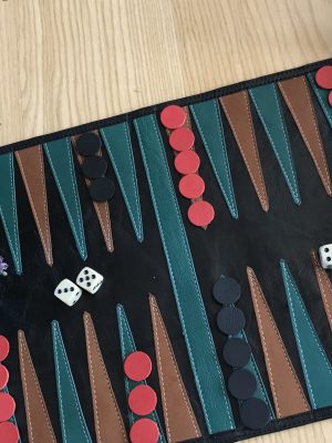 Håndlavet rejsebackgammon i genanvendt skind fra BAKANO design