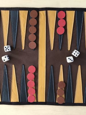 Håndlavet rejsebackgammon i genanvendt skind fra BAKANO design