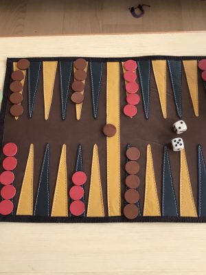 Håndlavet rejsebackgammon i genanvendt skind fra BAKANO design