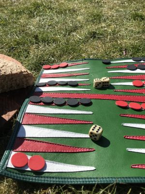 Håndlavet rejsebackgammon i genanvendt skind fra BAKANO design