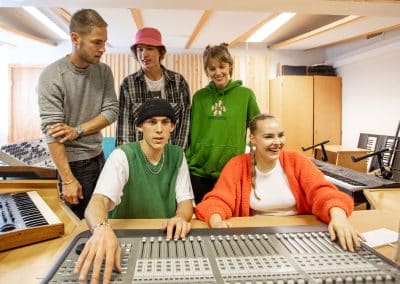 Elever og lærere ved miksebord på lyd og musikkproduksjon ved Bakketun Folkehøgskole
