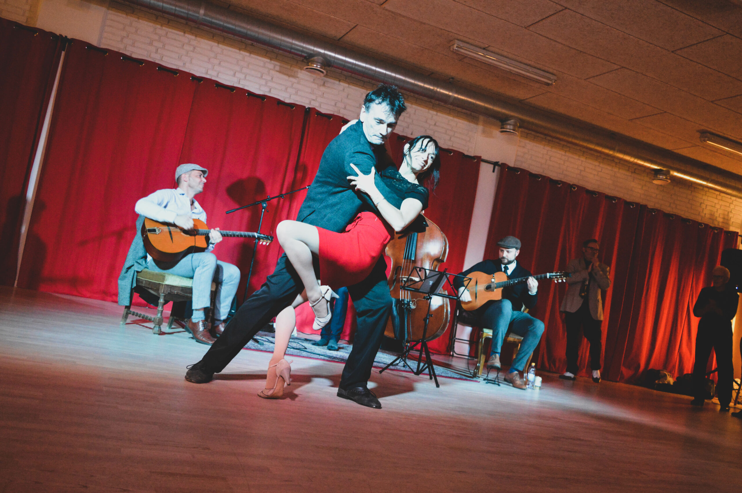 Solen le Bihan & Laurent Wallet dancing in front of band