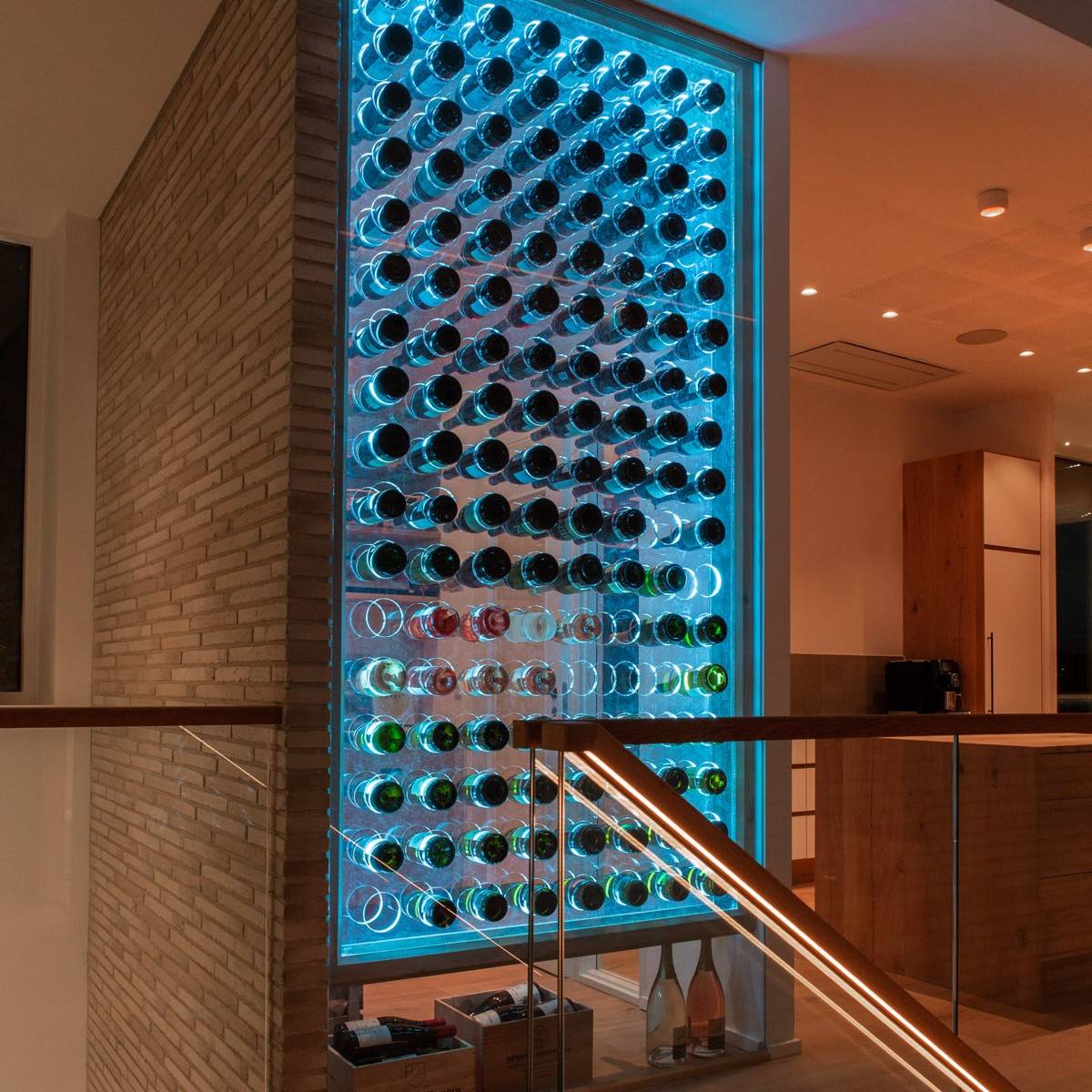 Ballentin Design® / Foto: Anja Bloch-Hamre. Vinrum bygget i ramme af massiv eg med glas og plexiglas med lys der kan skifte farve.
