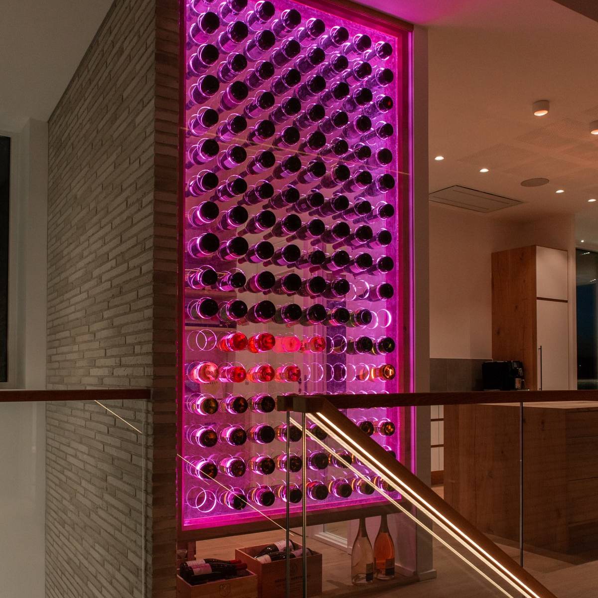 Ballentin Design® / Foto: Anja Bloch-Hamre. Vinrum bygget i ramme af massiv eg med glas og plexiglas med lys der kan skifte farve.