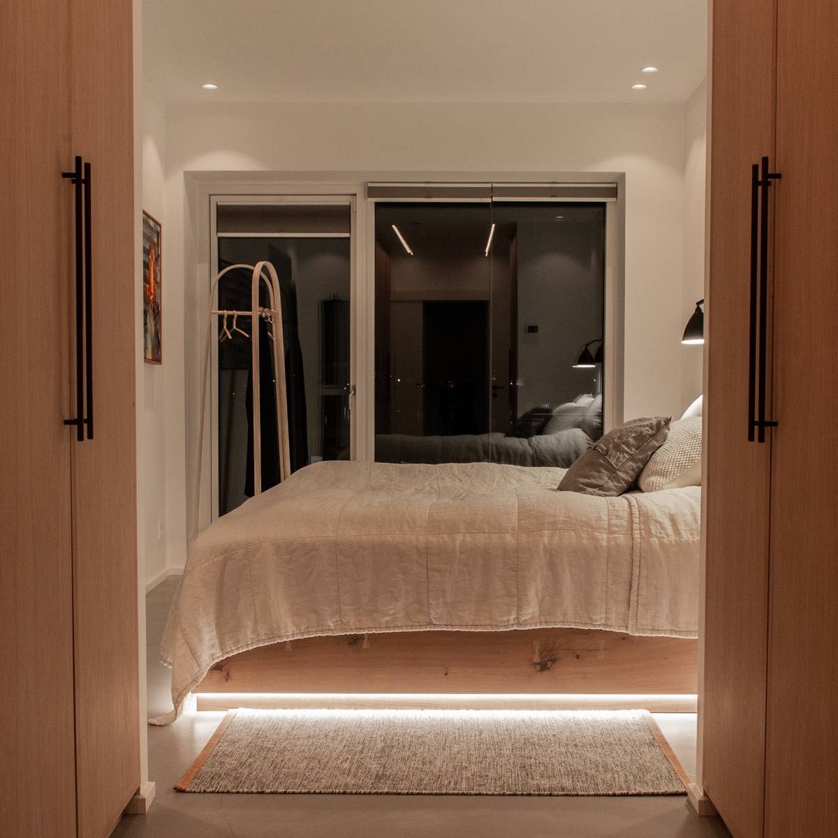 Ballentin Design® / Foto: Anja Bloch-Hamre. Sengeramme i massiv egetræ med lys under sengen.