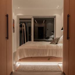 Ballentin Design® / Foto: Anja Bloch-Hamre. Sengeramme i massiv egetræ med lys under sengen.