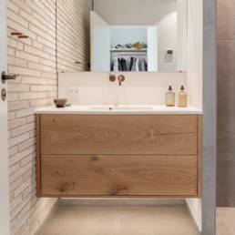 Ballentin Design® / Foto: Anja Bloch-Hamre. Badeværelsesmøbel i massiv eg med planker fra Dinesen.