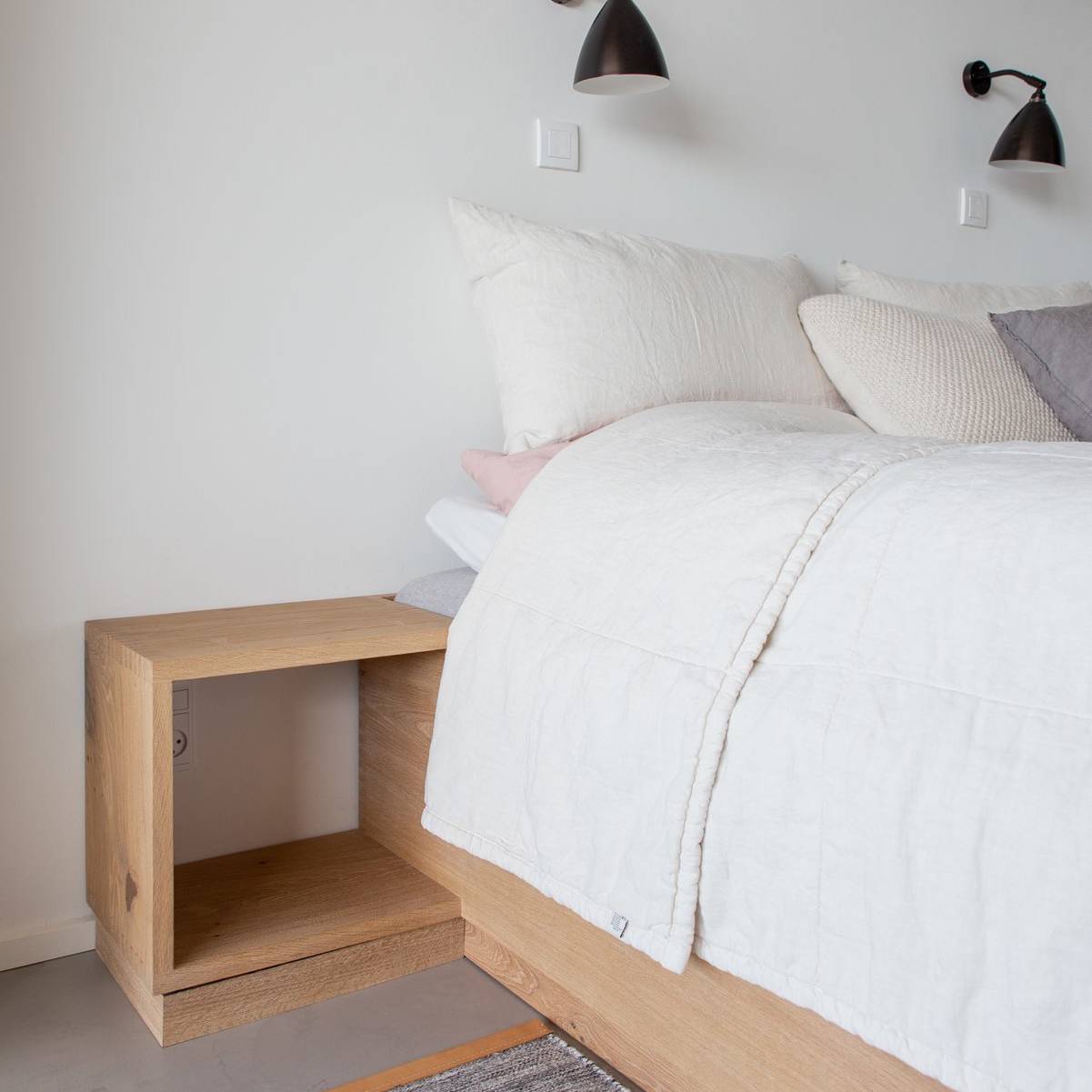 Ballentin Design® / Foto: Anja Bloch-Hamre. Sengeramme i massiv eg med indbygget sengebord.