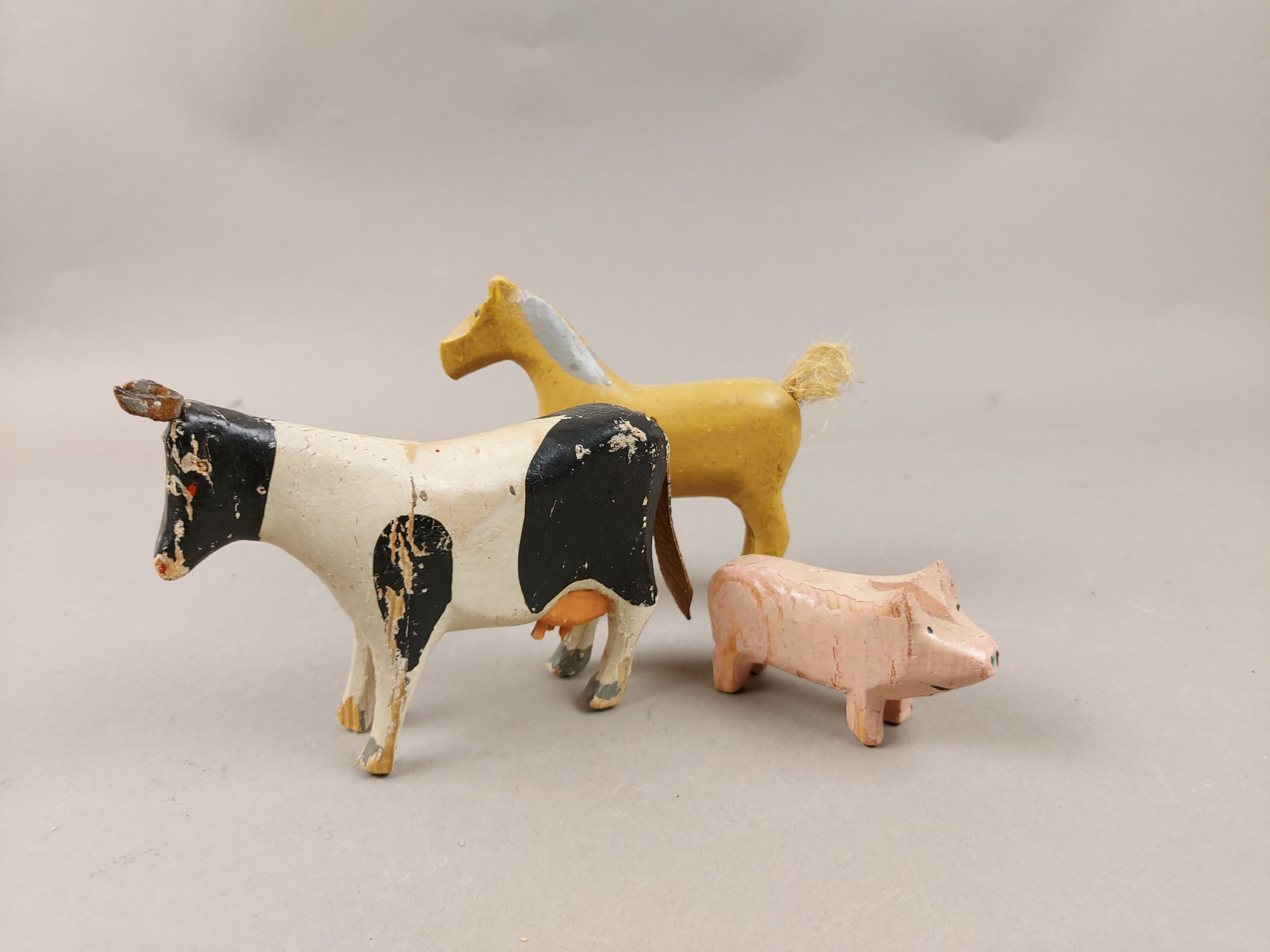 Legetøjs ko, hest og gris i træ