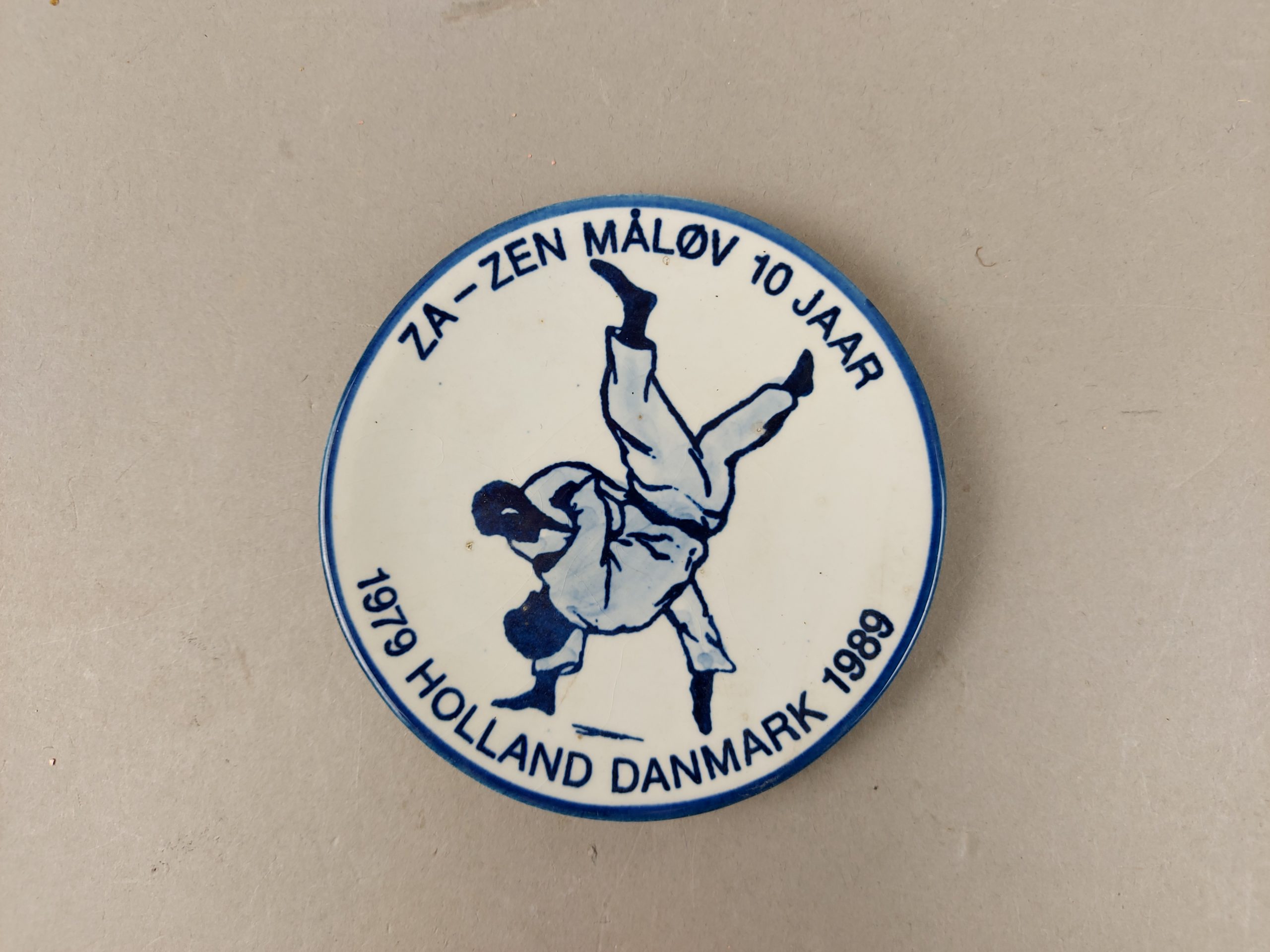 Platte med to mennesker, der laver judo