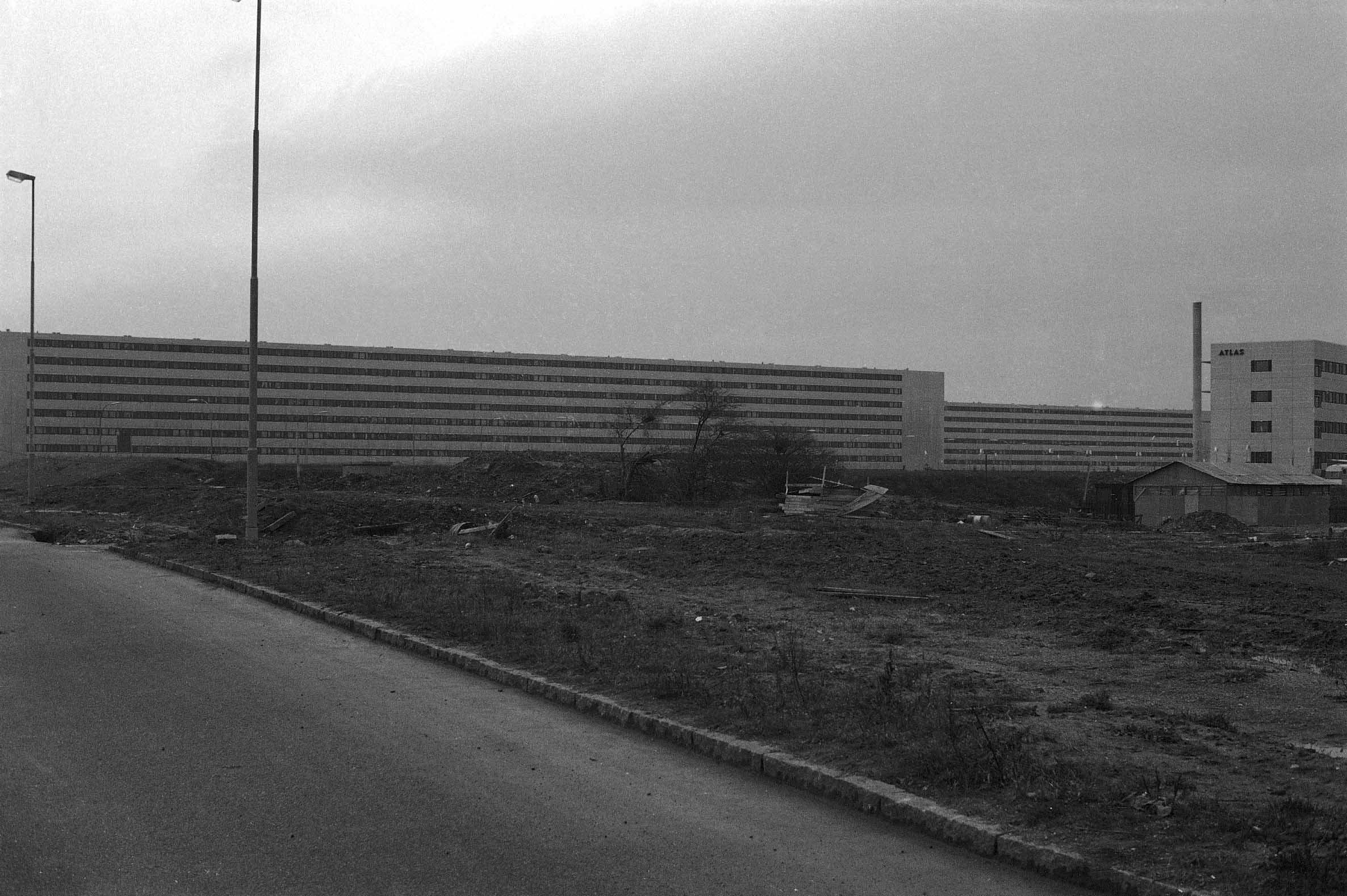 Højhuse med marker og vej foran