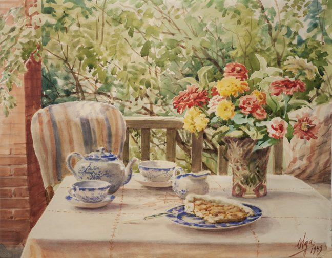 Maleri med opdækket bord med blomster, tekande og kage