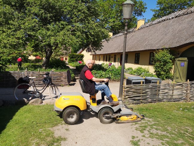 Mand køer på havetraktor.