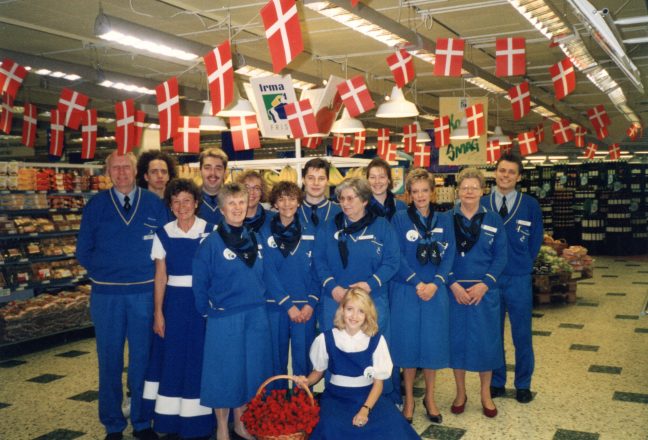 Ansatte i Irma med fødelsdagsflag.