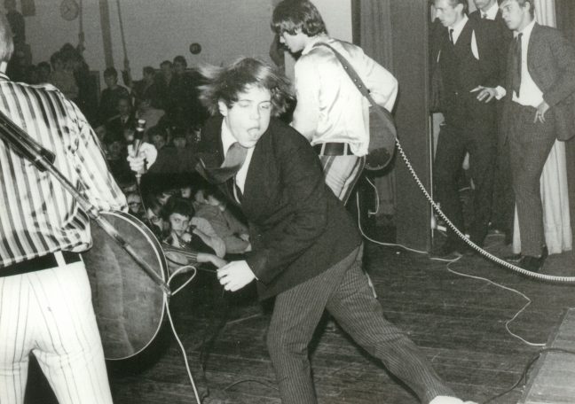 Ungt band optræder. Sort-hvidt foto fra 1960erne.