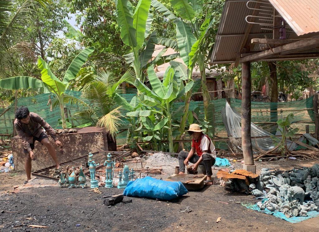 Kobberkunst som souvenirs fra Cambodja