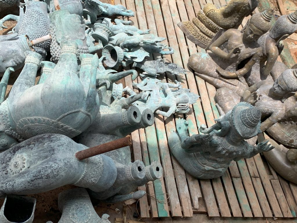Kobberkunst som souvenirs fra Cambodja