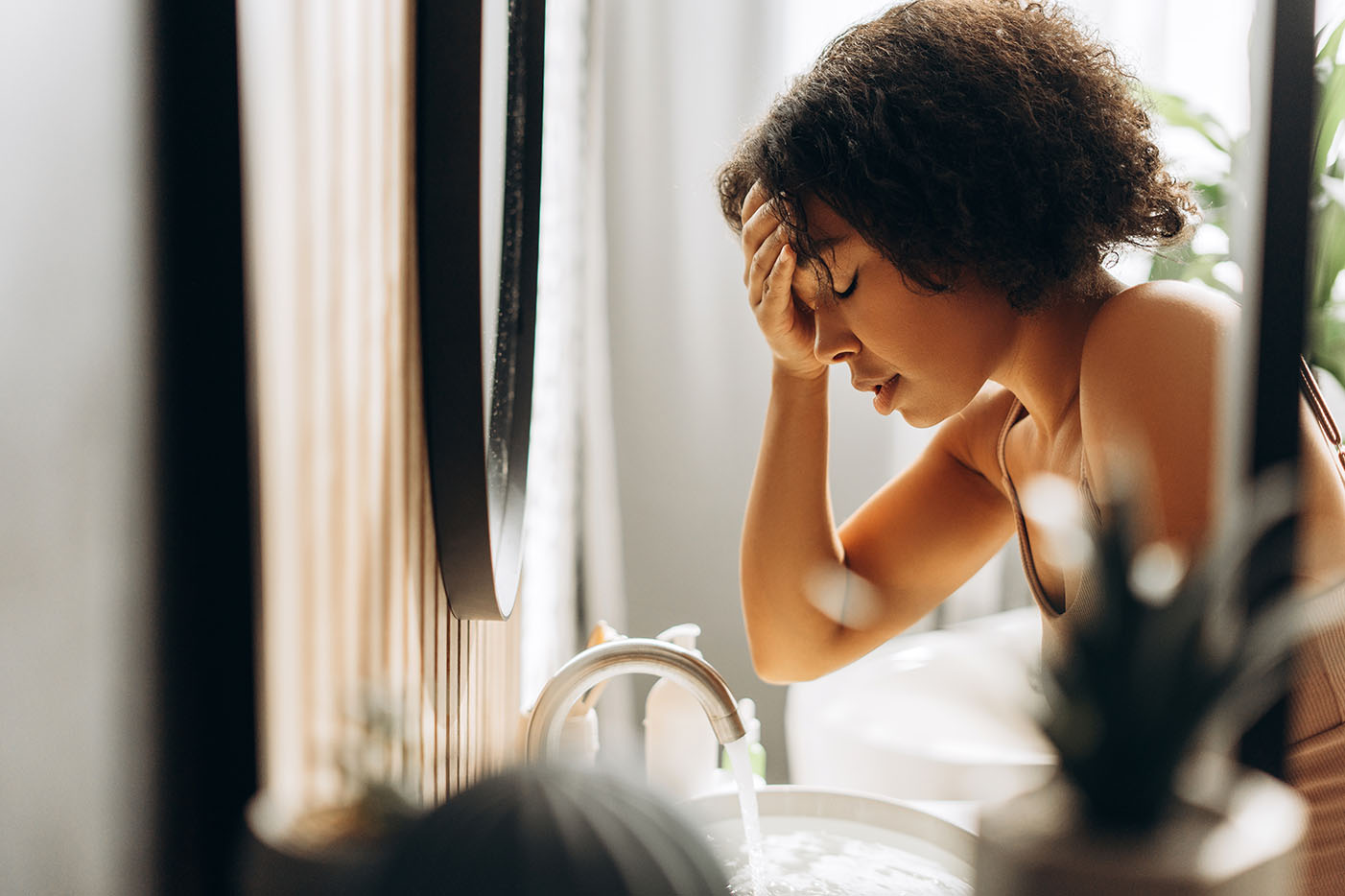 Jonge vrouw heeft last van migraine en hoofdpijn - Bao Shi