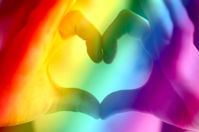 Regenboog met hartje, een hart voor non-binaire mensen. Daar gaat dit artikel over.