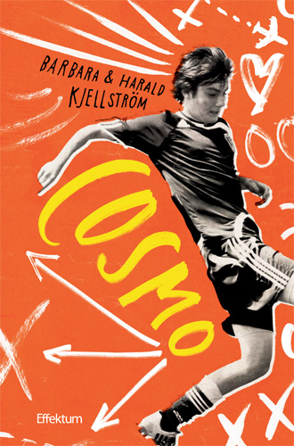 en orange bakgrund med vita tecknade illustrationer som föreställer hjärta flygplan och pilar. En tonårskille klädd i fotbollsshorts, t-shirt och fotbollsskor sparkar, men bollen syns först på baksidan av boken.