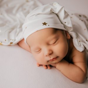 Wrap og lue med stjerner til nyfødtfotografering