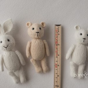 Lille Hopp og bamsene (strikkede småbamser)