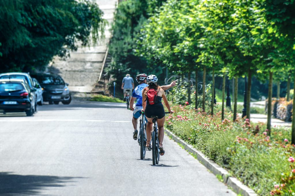 2 personen op een fiets