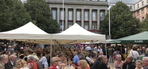 37. Wuppertaler Winzerfest vom 5. bis 7. August vor dem Rathaus in Barmen