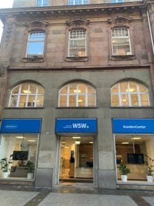 Das Bild zeigt ein Gebäude mit dem neu eröffneten WSW-Kundencenter im Erdgeschoss.
