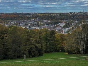 Blick vom Emil-Röhrig-Platz, der früher „Talblick“ hieß, auf Barmen.