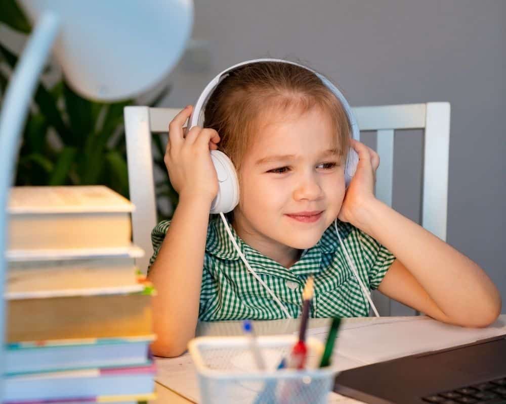 Barn lytter til eventyr på hodetelefoner