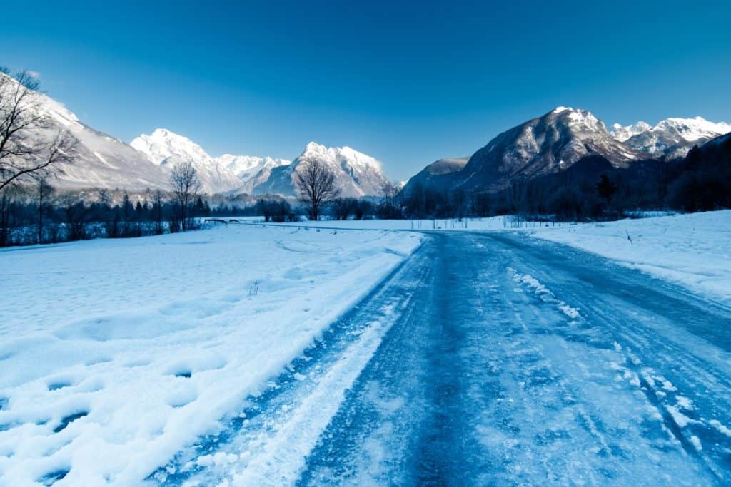 Vinterlandskap med isete vei