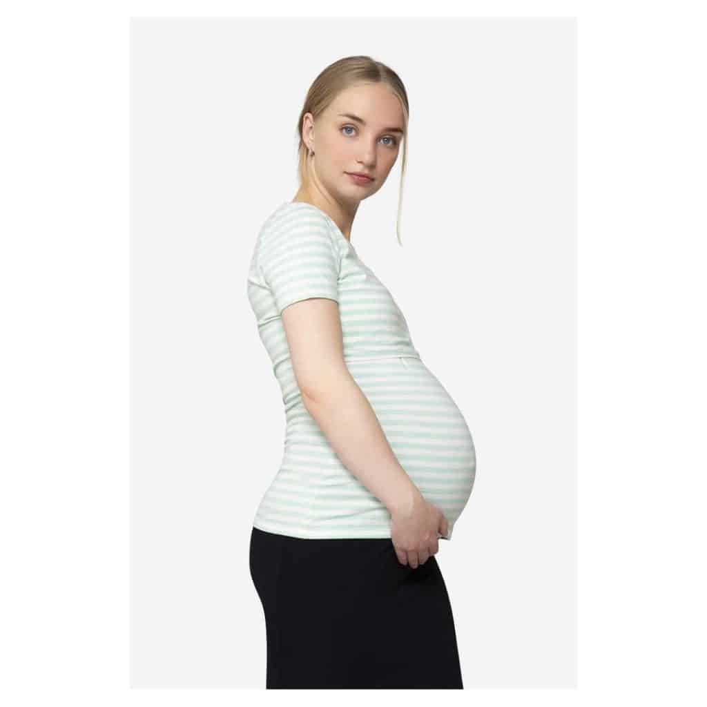 Milker kortermet gravid og ammetopp med striper i organisk bomull
